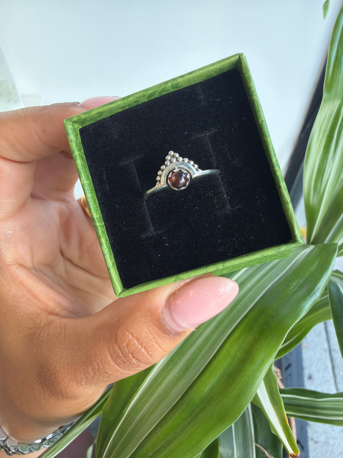 Garnet horizon ring